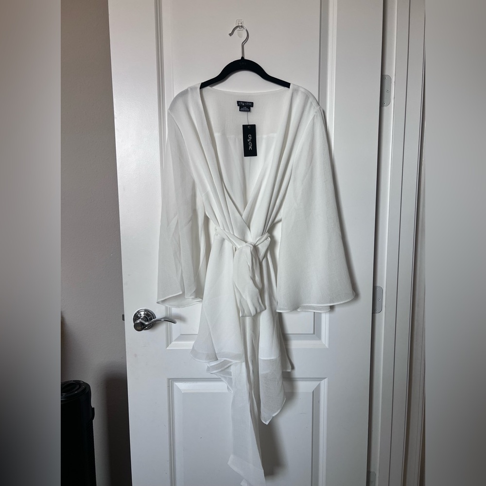 NWT City Chic White Top
Size Small (16)